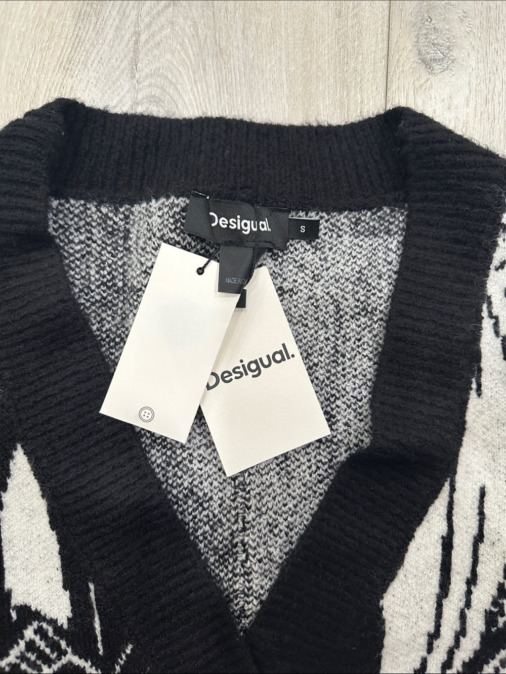 Desigual NWT Black White Floral Oversized Cardigan Sweater Size Small - Picture 3 of 4